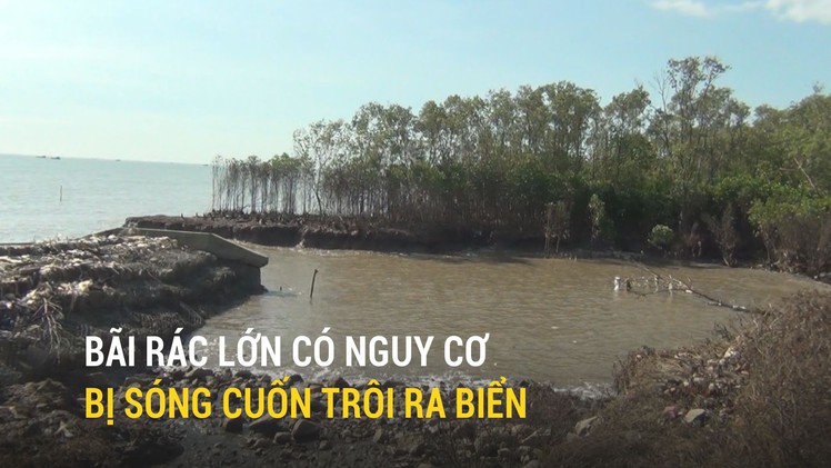 Bãi rác lớn có nguy cơ bị sóng cuốn trôi ra biển