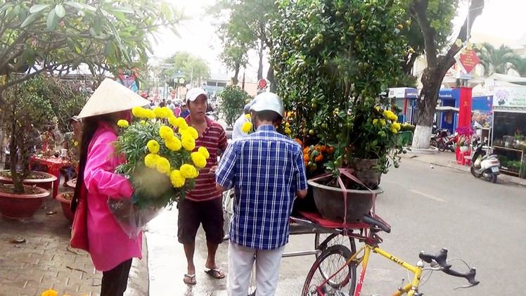 Thu nhập khá từ nghề “chở xuân về nhà” cho khách mua hoa