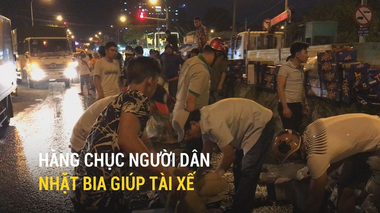 Hàng chục người dân nhặt bia giúp tài xế