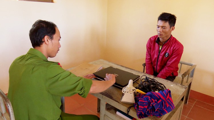 Dùng dao khống chế bé gái 13 tuổi cướp tiền về quê ăn Tết