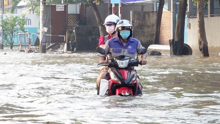 Xe cộ chết máy hàng loạt, người dân vật lộn trong biển nước