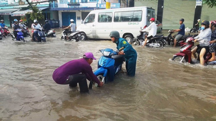 Người dân khổ sở vì triều cường