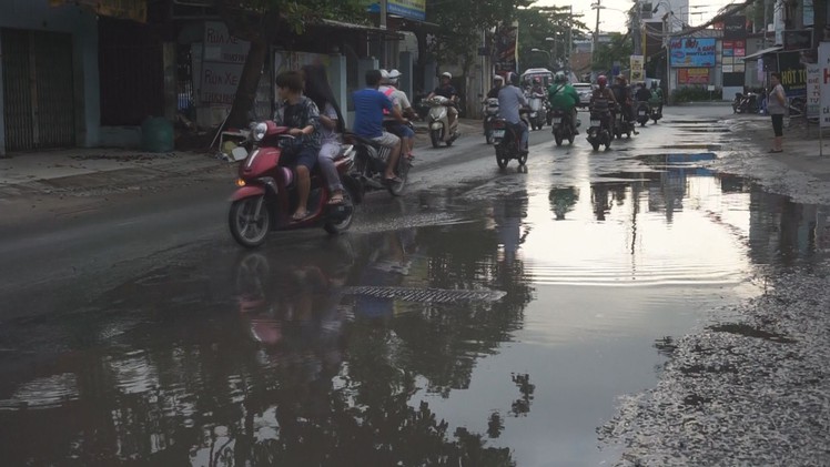 Nguy hiểm rình rập do đường xuống cấp