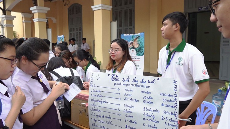 Hàng ngàn học sinh hào hứng tham gia phân loại rác, tìm tuổi thọ cho rác