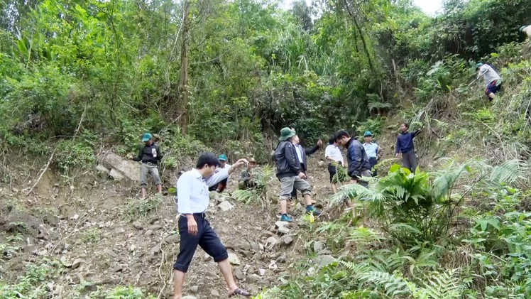 Nứt núi đe dọa vùi lấp người dân, cơ quan hành chính