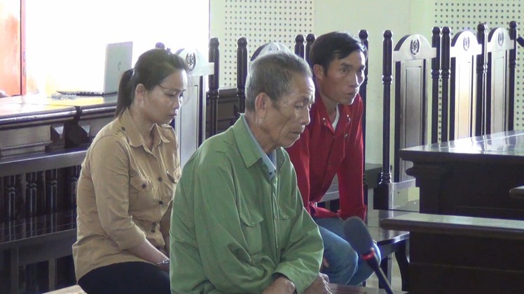 Cha 80 tuổi đâm chết con phải lãnh án tù vì cãi nhau “con chưa lấy vợ”