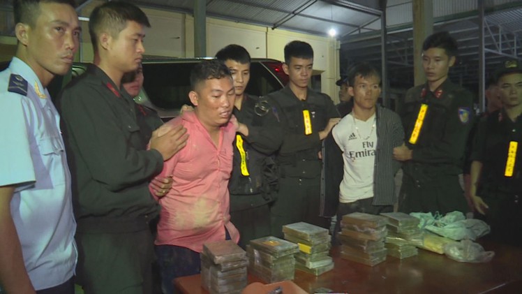 Bắt 2 đối tượng vận chuyển 30 bánh heroin, 6.000 viên ma túy tổng hợp