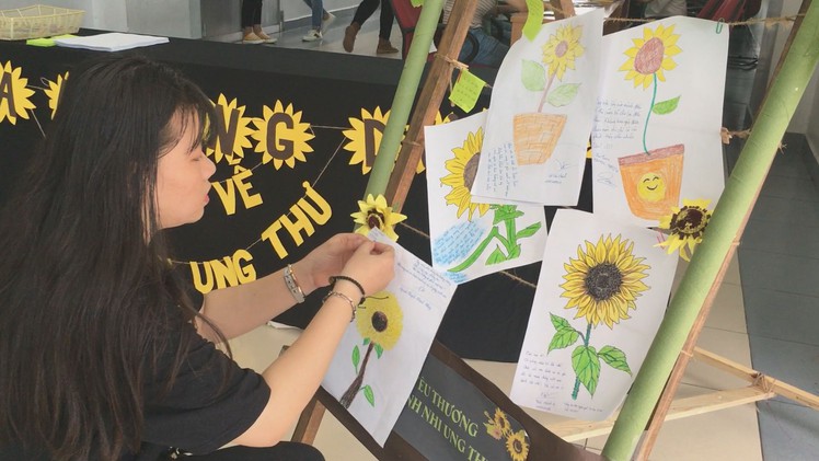 Những bông hoa đặc biệt của sinh viên HUFLIT