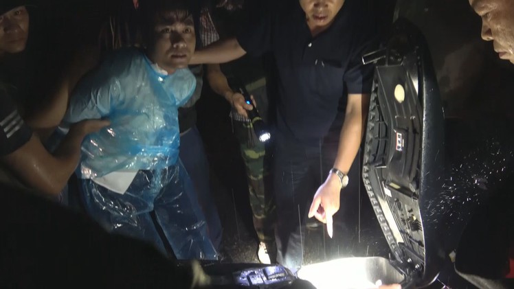 Bắt nghi phạm mang súng vận chuyển 6 bánh heroin