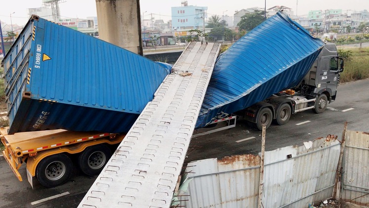 Xe container va vào công trình cầu bộ hành trên xa lộ Hà Nội