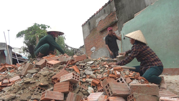 Nhiều gia đình vẫn “màn trời chiếu đất” sau bão số 6