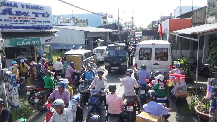Dân bức xúc vì thường xuyên bị ùn tắc giao thông tại nút cổ chai đường Huỳnh Thúc Kháng