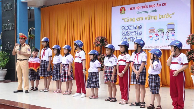 Gần 1.000 học sinh tiểu học hào hứng tham gia lớp học “Doreamon với an toàn giao thông”