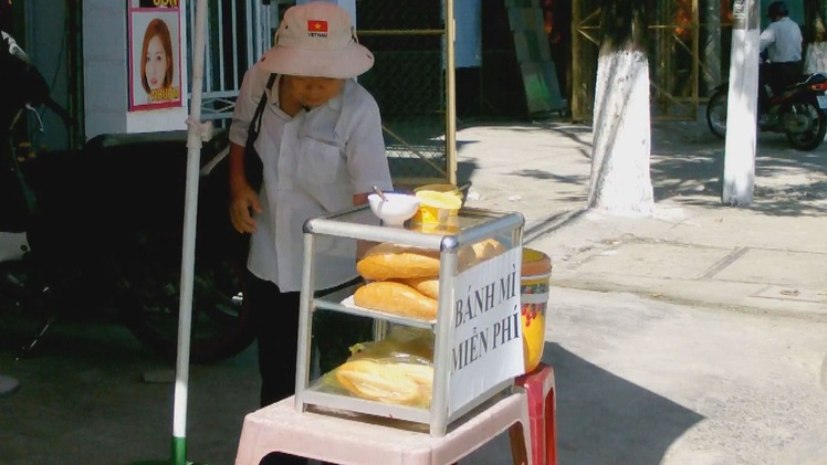Độc đáo những ổ bánh mì từ thiện ở Khánh Hòa