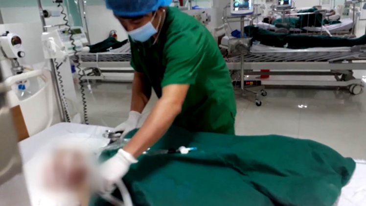 Kê đầu đạn làm kiềng bếp, đạn phát nổ 9 người bị thương