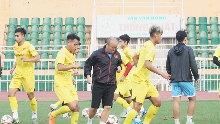 Video: HLV Park Hang Seo hào hứng đi bóng trên sân tập