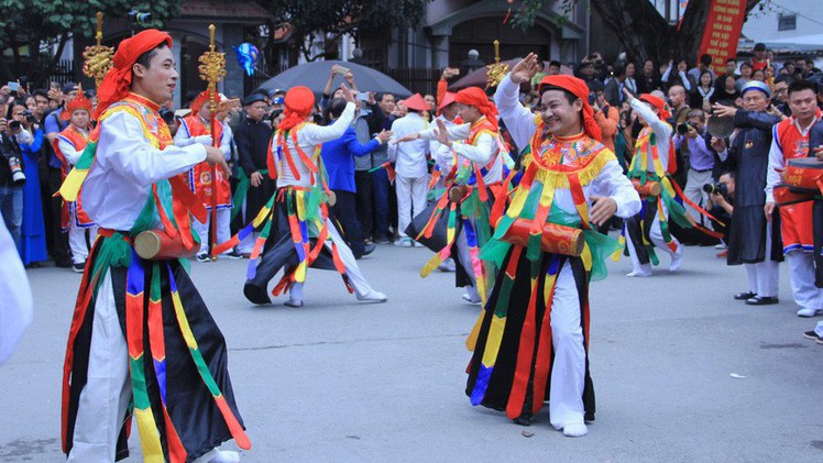 Trai tráng Triều Khúc rộn ràng đánh phấn tô son múa điệu 'con đĩ đánh bồng'