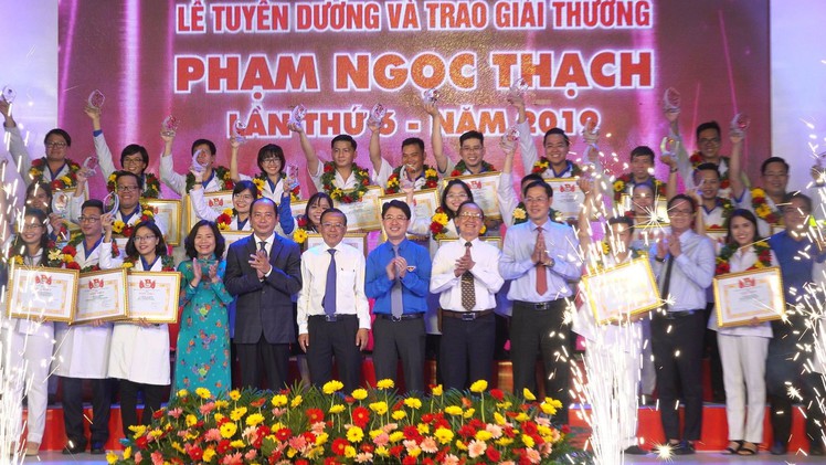 Tuyên dương 37 y, bác sĩ trẻ tiêu biểu nhân Ngày Thầy thuốc Việt Nam