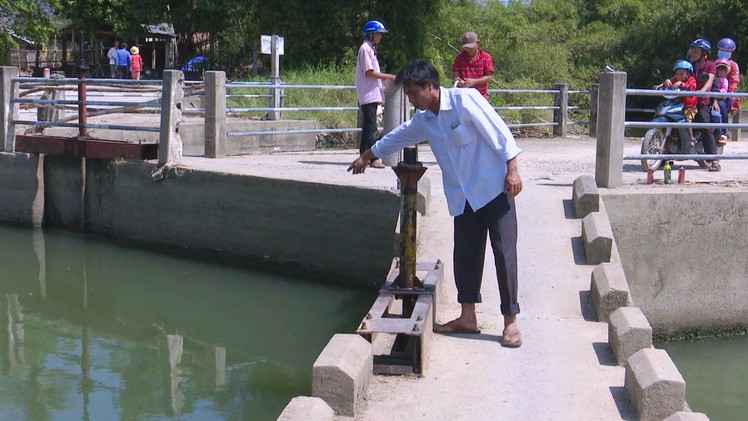 Chở vợ con đi chơi Tết, cứu được 3 nữ sinh bị rơi xuống sông