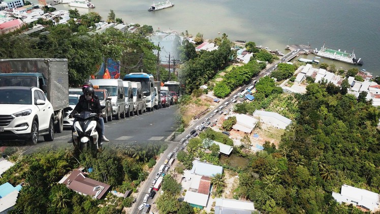 Chiều mùng 5 Tết, hàng trăm ôtô ùn ứ chờ qua phà Vàm Cống