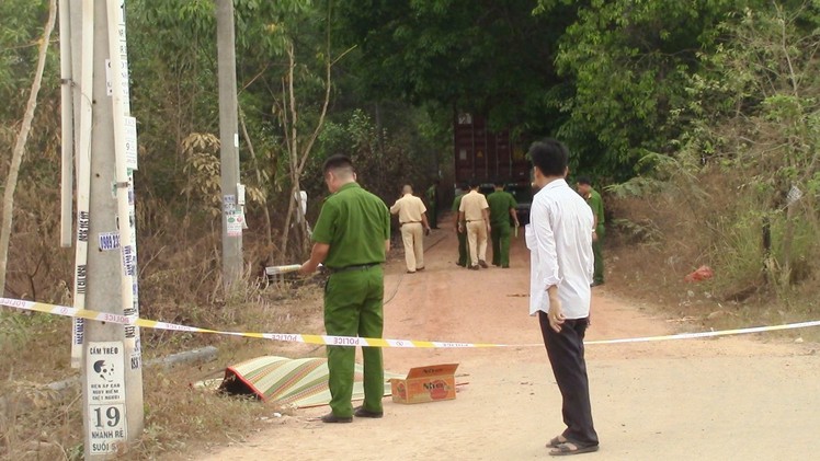 Đu kính chiếu hậu xe container bỏ chạy, bảo vệ bị rớt tử vong