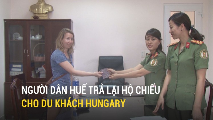 Người dân Huế trả lại hộ chiếu cho du khách Hungary