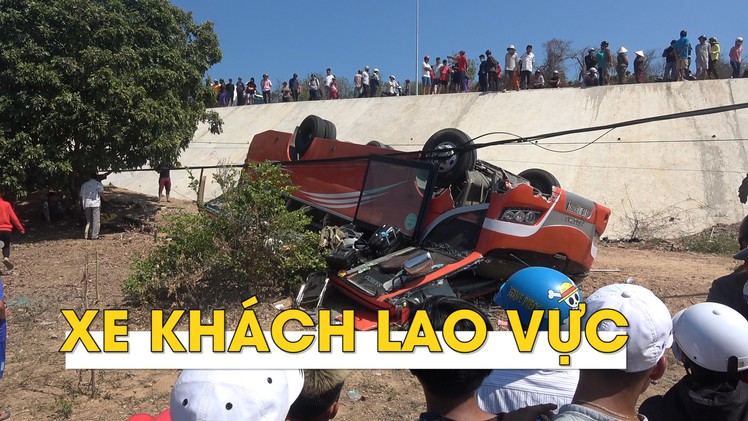 Xe khách lao vực, nhiều du khách nước ngoài bị thương