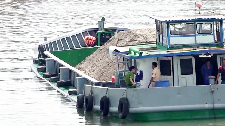 Va chạm với sà lan, ghe chở 115 tấn gạo chìm xuống sông Hậu