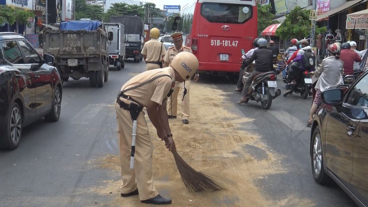 Nhiều người đi xe máy té ngã do trơn trượt dầu nhớt đổ tràn ra đường