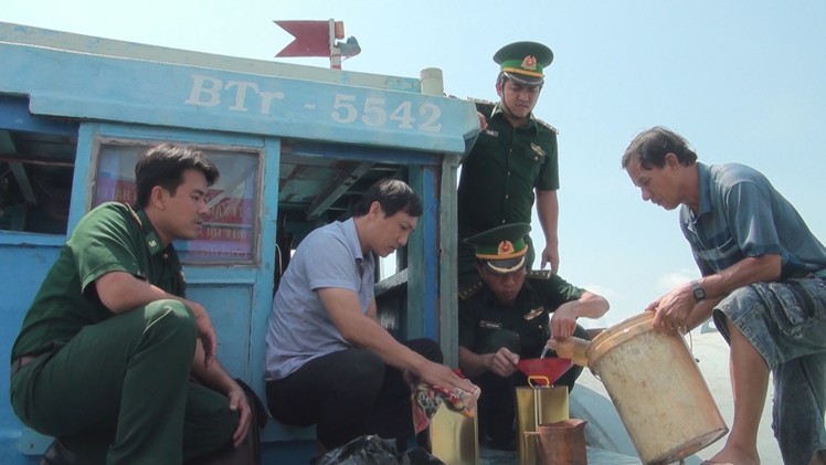 Tạm giữ tàu vận chuyển 20.000 lít dầu không rõ nguồn gốc