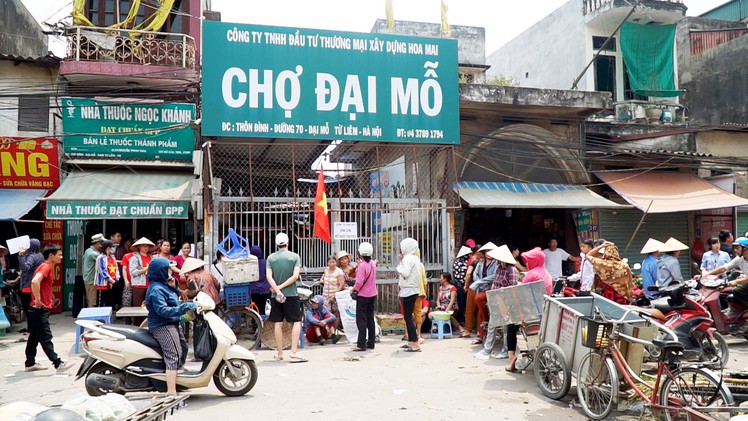 Khóa cổng chợ vì chưa thống nhất giá thuê