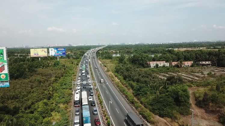 “Biển” xe trên cao tốc trong cái nắng gay gắt