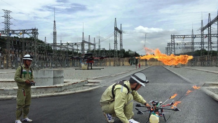 Tin nóng 24h: Thiết bị bay không người lái phun lửa vệ sinh đường điện cao thế