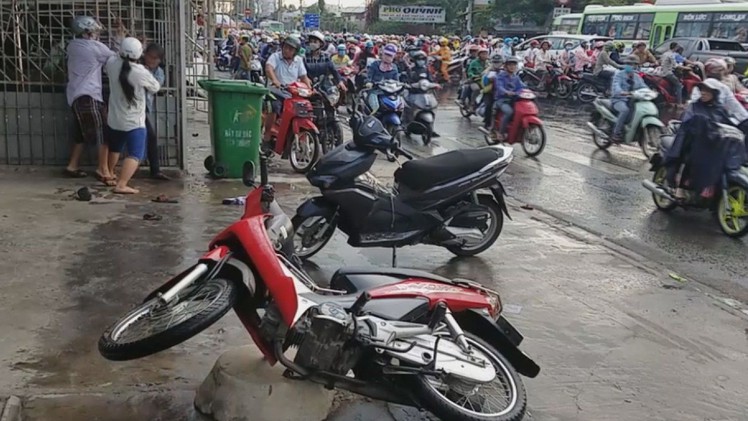 Cửa ngõ phía Tây ùn xe nghiêm trọng vì một vụ đánh ghen