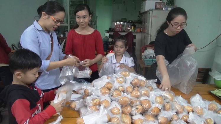 Góc nhìn trưa nay | Hành trình trao đi những ổ bánh mì yêu thương