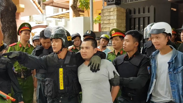 Bắt thanh niên nghi “ngáo đá”, cầm dao ra đường chém xe đang chạy