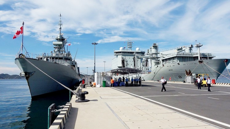 Tàu Hải quân Hoàng gia Canada cập cảng Quốc tế Cam Ranh