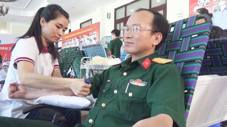 Hàng trăm y, bác sĩ cùng hiến máu cứu người