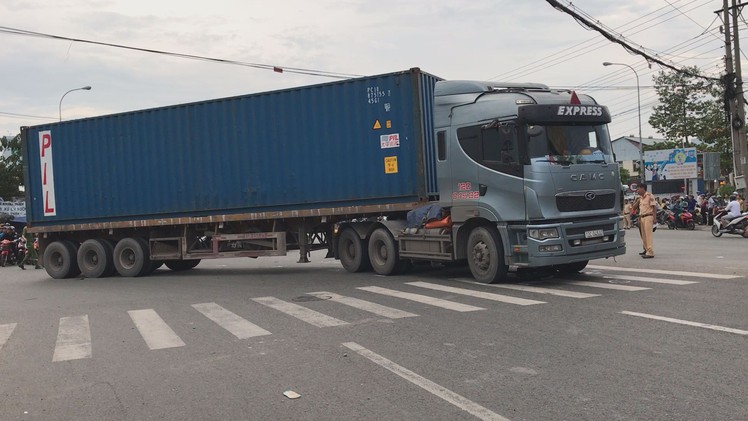 Xe container ôm cua cán chết nữ tạp vụ ở ngã tư “tử thần”