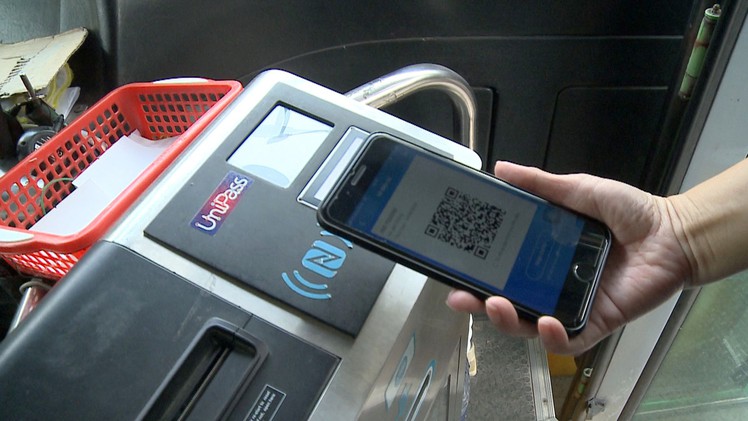 Đi xe buýt quẹt thẻ, quét QR Code, tiện ích nhưng chưa phổ biến