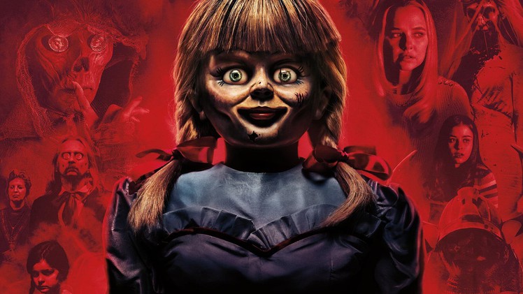 Sao Việt hào hứng chụp ảnh cùng búp bê Annabelle