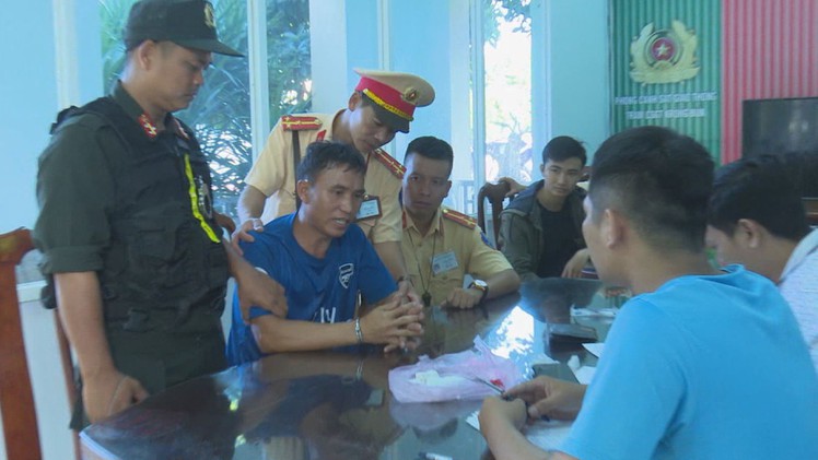 Khởi tố người vận chuyển 1 bánh hêrôin trên xe khách