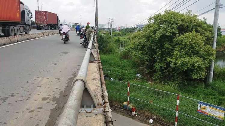 Người đàn ông gặp nạn, văng khỏi cầu rơi xuống đất