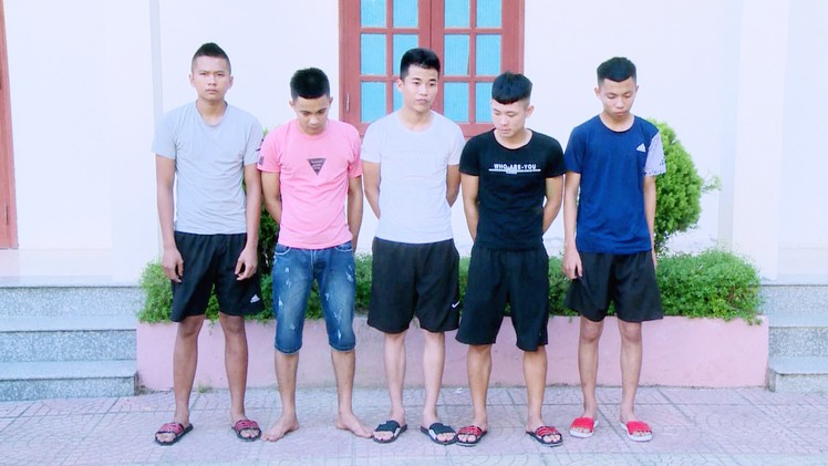 Khởi tố 8 thanh niên dùng gạch, đá ném vỡ kính xe khách chạy trên quốc lộ 1