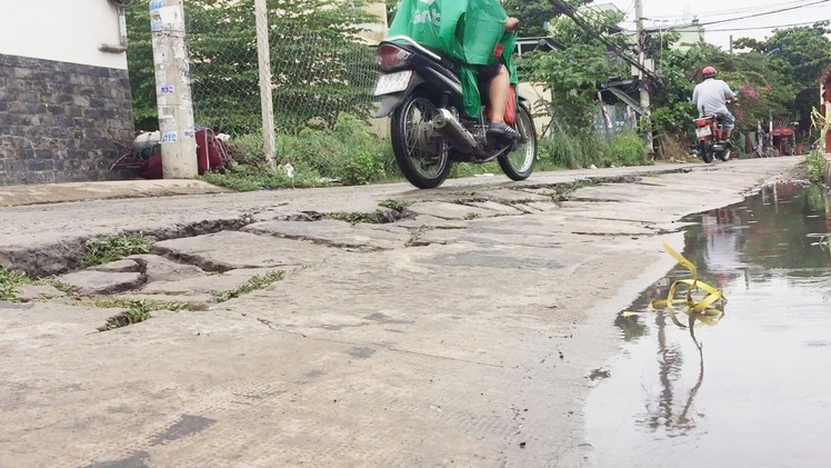 Đường nhiều chỗ nứt, sụt lún mất an toàn