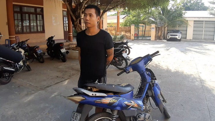 Bắt nghi phạm cướp tiền, kéo lê cụ bà buôn bán phế liệu