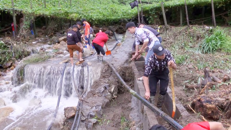 Mưa lớn gây ách tắc giao thông, hư hại nhiều nhà dân ở Lào Cai