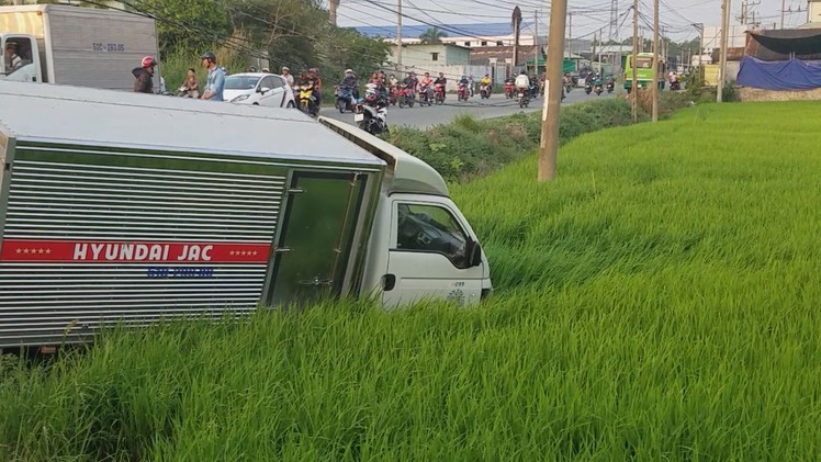 Xe tải 1,9 tấn mất lái, đâm xuống ruộng vì tài xế lên cơn động kinh