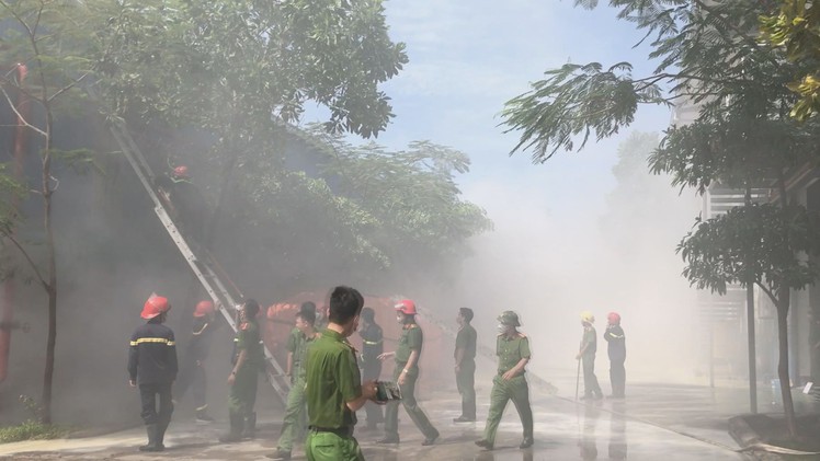 Cháy lớn tại kho chứa nguyên liệu sản xuất giầy da, khói độc tỏa ngút trời