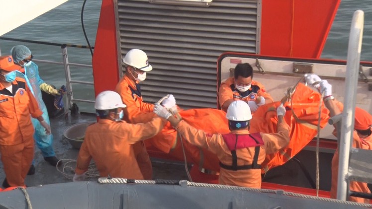 Bàn giao hai thi thể nghi là ngư dân vụ tàu cá Nghệ An bị đâm chìm